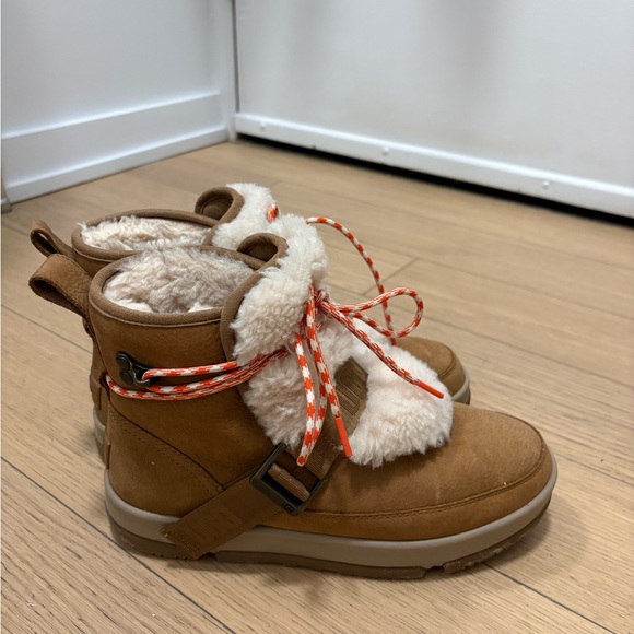 UGG CLASSIC WEATHER HIKER BOOTS - Picture 3 of 4